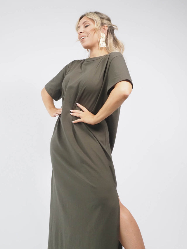 Vestido midi: a peça coringa para compor looks elegantes e despojados