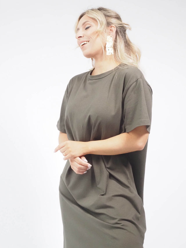 Possui aberturas laterais em baixo, o que adiciona um toque de estilo e fluidez ao vestido