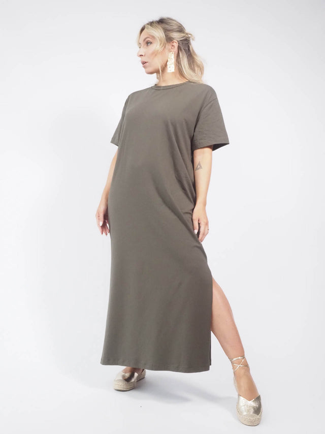 É uma opção de roupa prática e fácil de usar, ideal para mulheres que buscam conforto e versatilidade no seu vestuário.