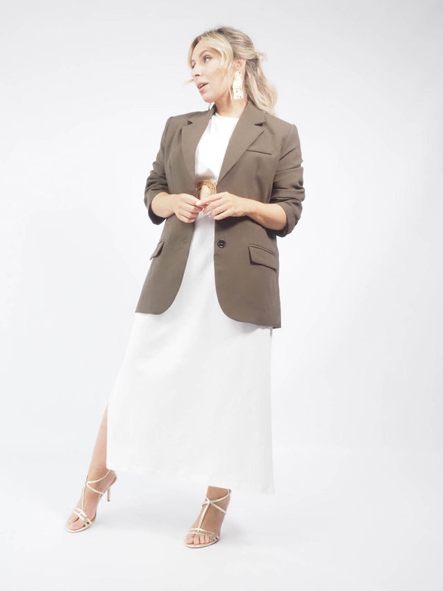 Vestido Midi: A peça-chave do seu guarda-roupa.