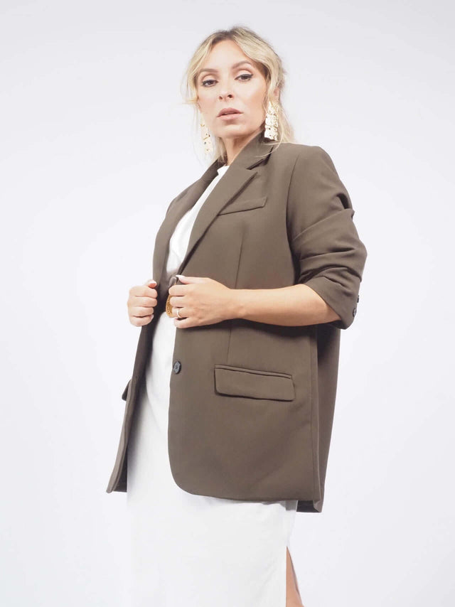 É uma peça de roupa que transmite um look profissional e sofisticado