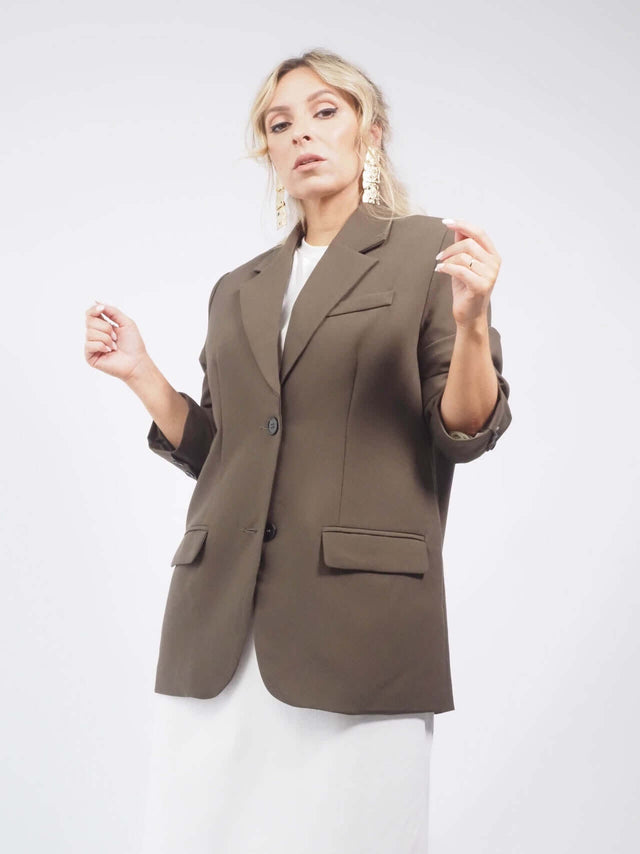 Blazers com estilo: descubra as últimas tendências da moda feminina