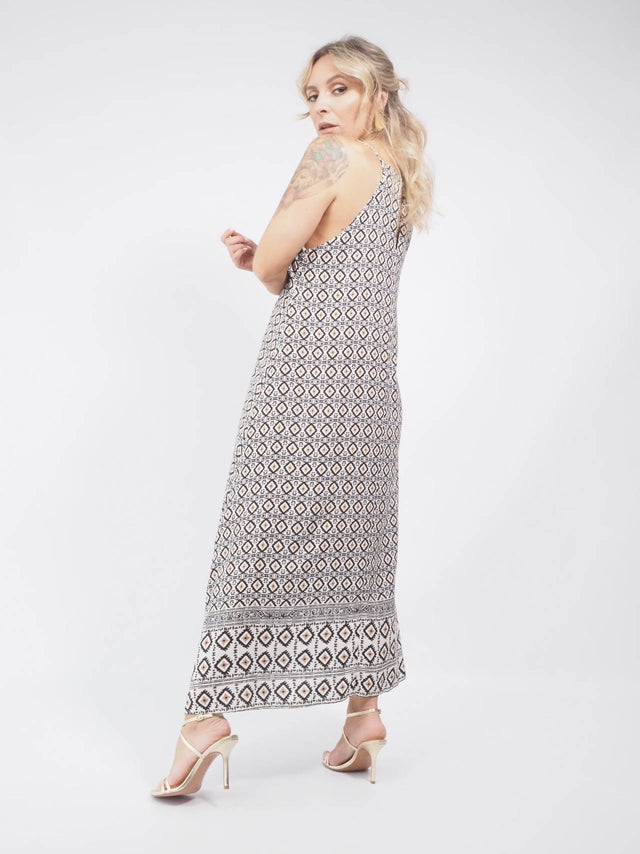 Vestido midi com alças delicadas e ajuste perfeito para arrasar em qualquer lugar