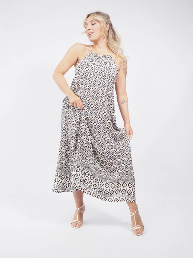 Detalhe especial: elástico na frente para um ajuste confortável em nosso vestido midi