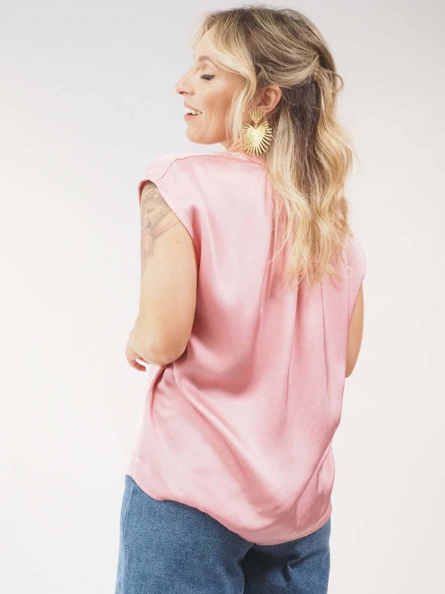 Blusa manga cava em cetim: elegância e conforto para os dias quentes de verão