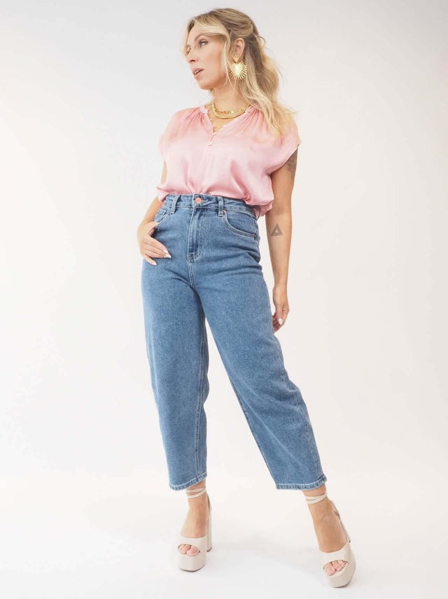 Blusa Manga Cava em Cetim: Adicione versatilidade ao seu guarda-roupa!