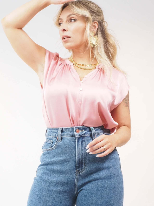 Blusa manga cava em cetim, perfeita para o verão