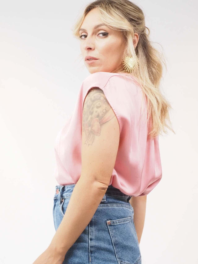 Blusa manga cava: a peça perfeita para um look fresco e feminino neste verão