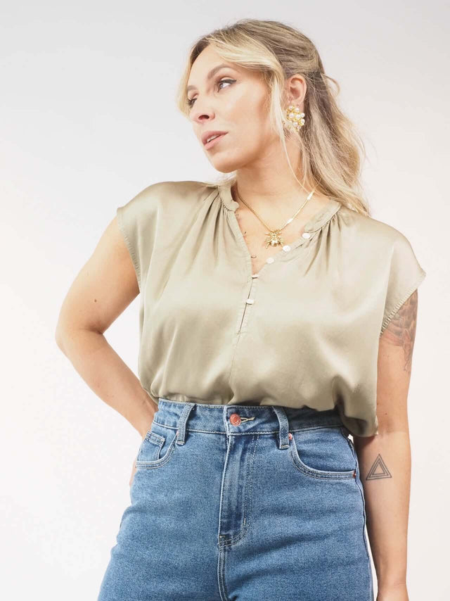 Adicione estilo ao seu guarda-roupa com a blusa manga cava em diferentes cores