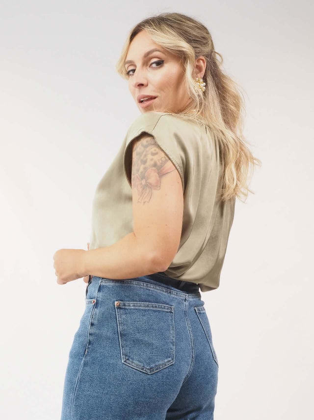 Estilo e Feminilidade: Blusa Manga Cava em Diversas Cores para Escolher