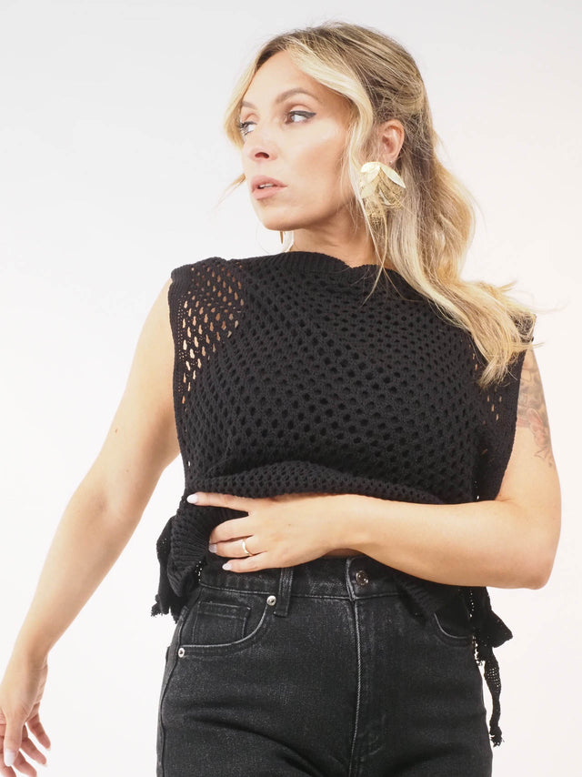 Colete de malha perfurada: a peça-chave para looks elegantes