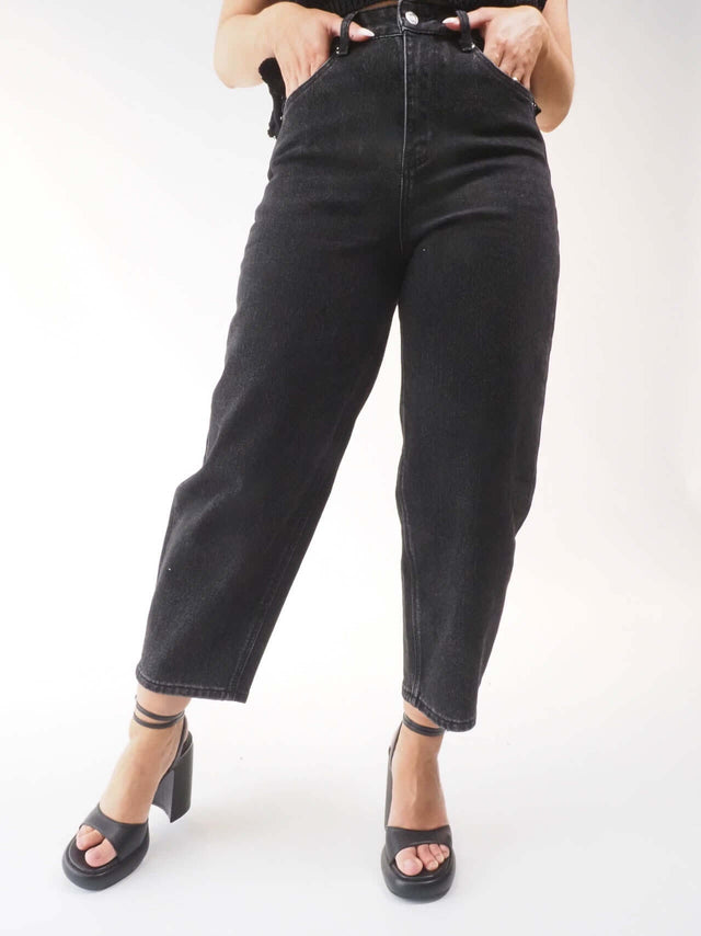 Descubra as calças mom fit perfeitas para mulheres que amam moda