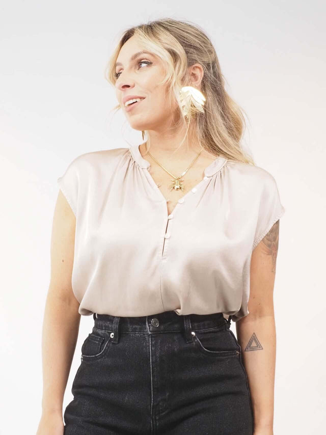 Descubra a leveza e fluidez da blusa manga cava neste verão