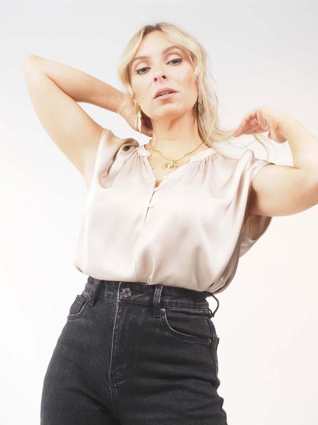 Adicione um toque de elegância ao seu guarda-roupa com a blusa manga cava