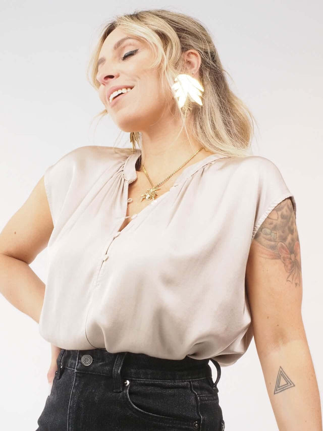 Blusa manga cava em cetim