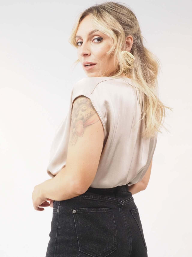 Blusa Manga Cava em cetim: conforto e estilo para a temporada de verão