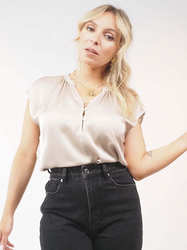 Blusa manga cava: a escolha versátil e feminina para os dias de sol