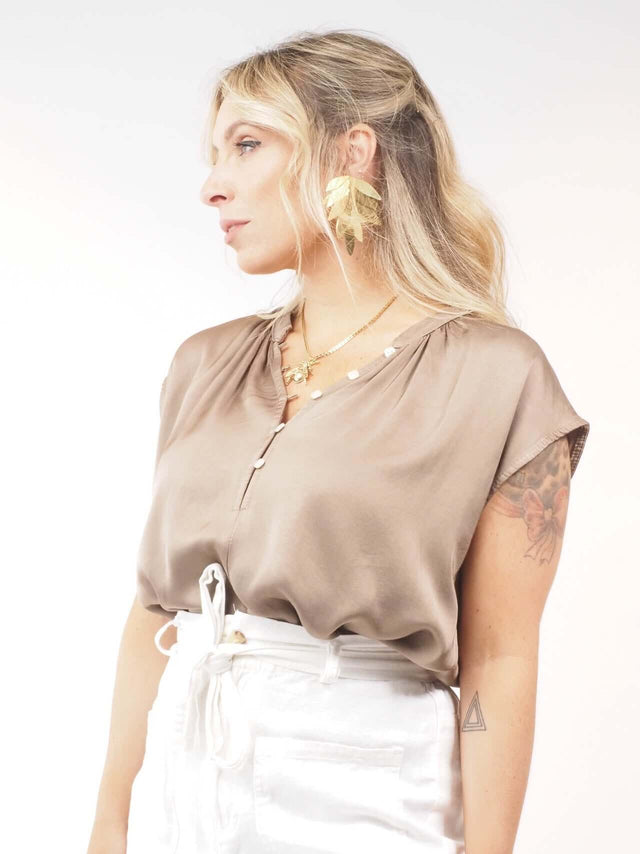 Sinta-se fresca e feminina com a blusa manga cava