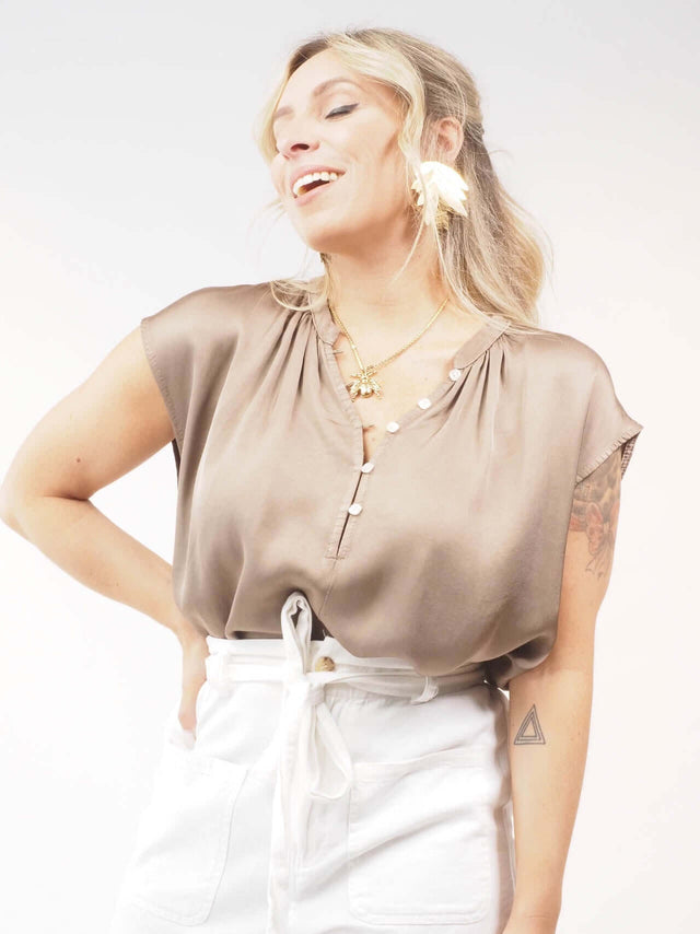 Blusa manga cava em cetim: elegância e versatilidade para o verão