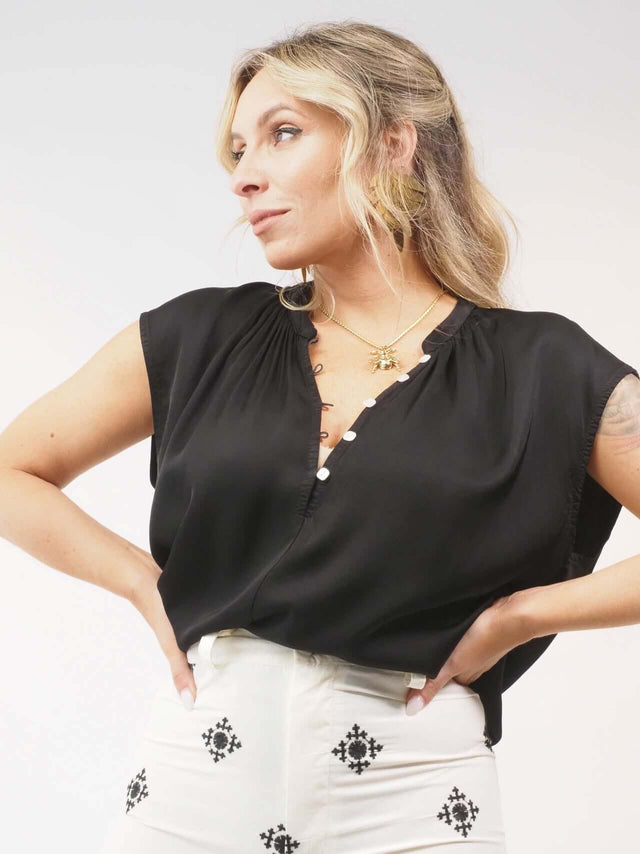 Blusa Manga Cava em Cetim: Conforto e Versatilidade para o Verão