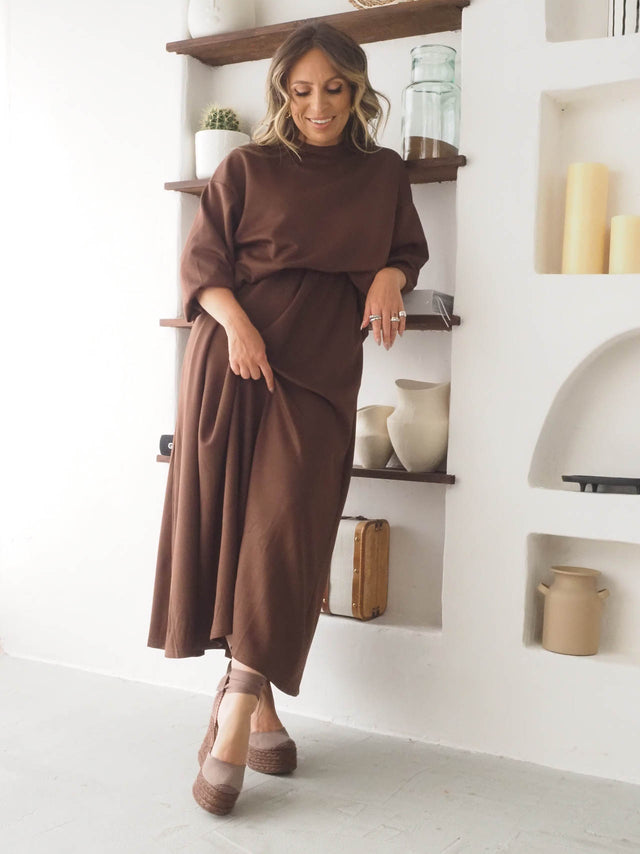 Conjunto de felpa feminino, sweatshirt oversized castanho e saia longa, perfeito para looks modernos e confortáveis.