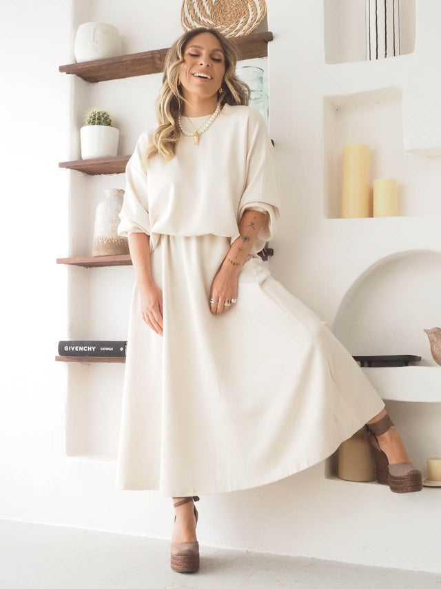 Conjunto de felpa feminino com sweatshirt oversized e saia longa, confortável e moderno, ideal para primavera e verão.