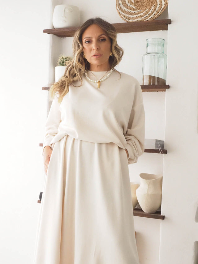 Imagem de conjunto feminino de felpa, sweatshirt e saia, estilo moderno e confortável, ideal para primavera/verão.