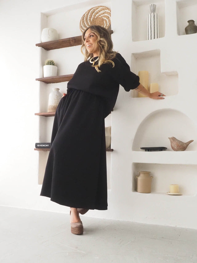 Conjunto de felpa feminina com sweatshirt oversized e saia longa, ideal para um visual moderno e confortável.