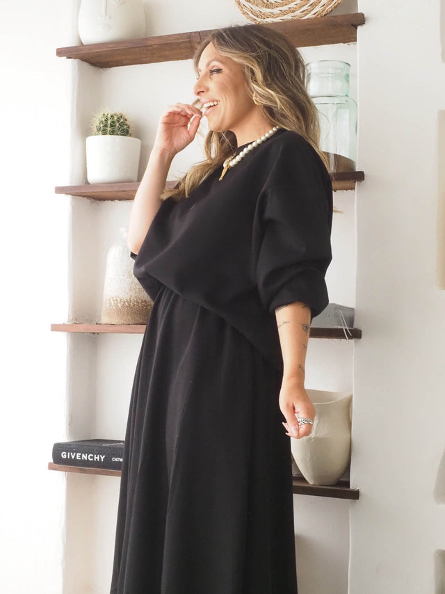 Conjunto de Felpa feminino, sweatshirt oversize preta e saia longa, ideal para um look moderno e confortável.