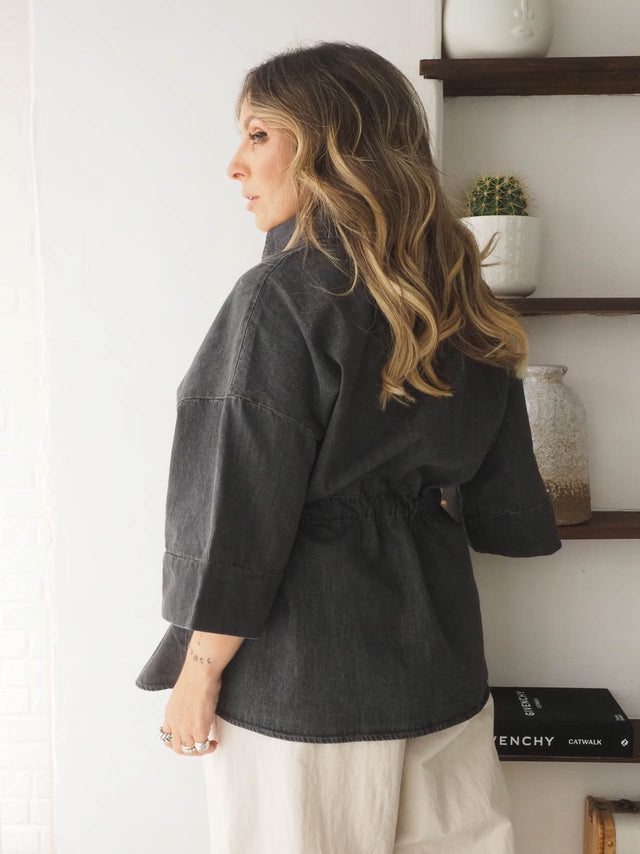 Camisa de ganga ajustável feminina, ideal para looks primavera verão, com cintura marcada e acabamento elegante.