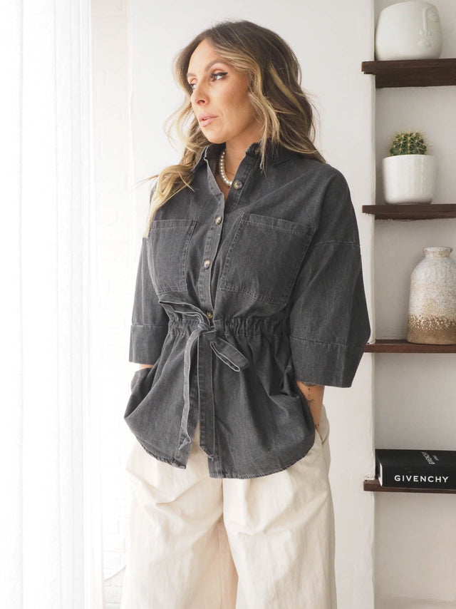Camisa de ganga ajustável feminina, com cintura elástica, perfeita para um estilo casual e elegante.