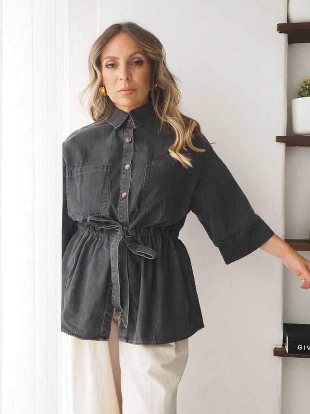 Camisa de ganga ajustável feminina em cor escura, com cintura marcada e estilo elegante.