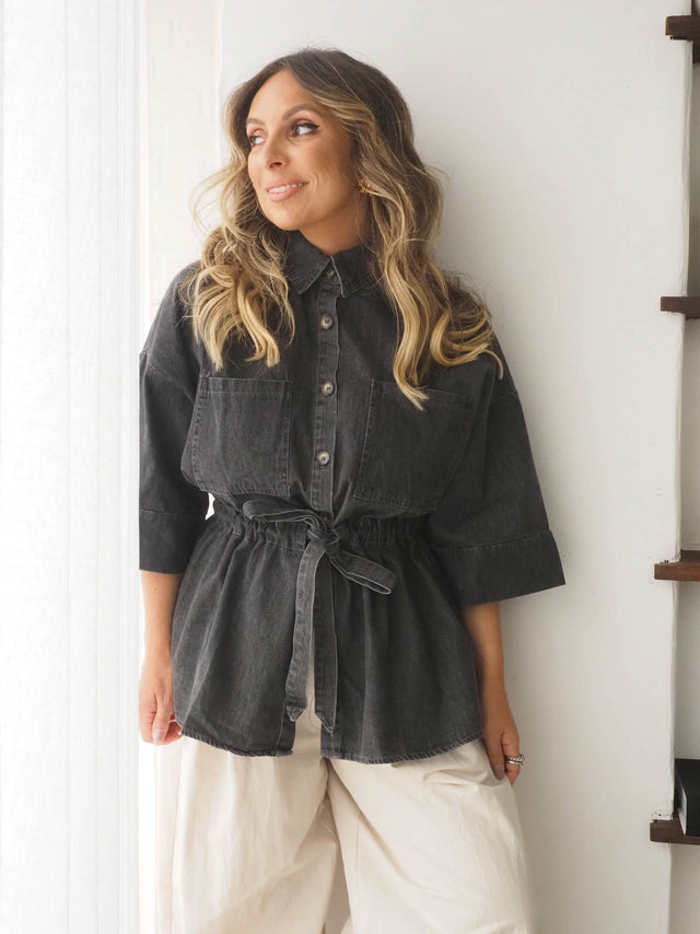Camisa de ganga ajustável feminina com cordão, ideal para looks elegantes e descontraídos, combinada com calças largas.