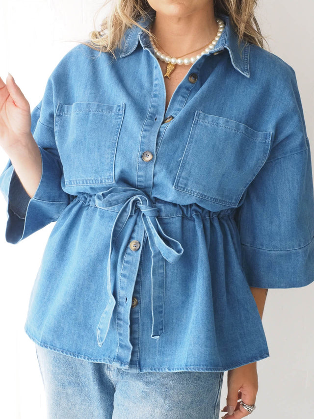 Camisa de ganga ajustável com cintura marcada, perfeita para um look elegante e descontraído, ideal para primavera/verão.