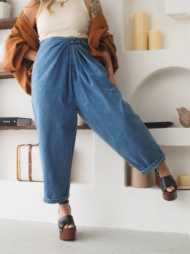 Calças baggy balloon cintura alta em jeans, confortáveis e com drapeado, estilo moderno e descontraído.