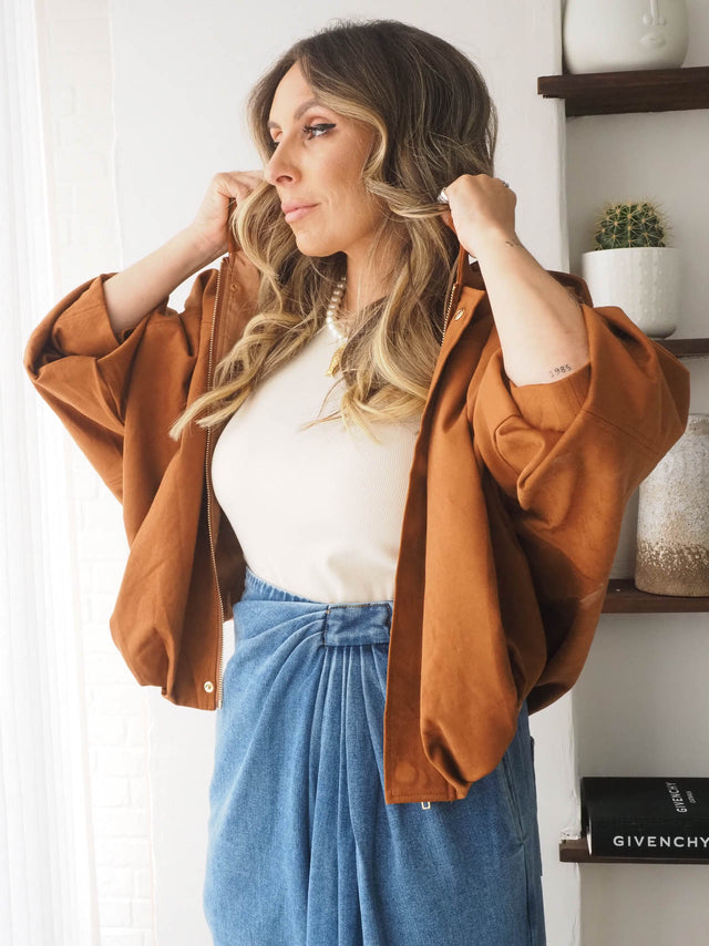 Blusão oversized feminino em efeito camurça, estilo casual, combinado com saia ampla e blusa básica.