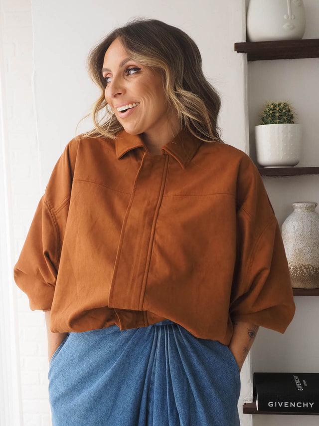 Blusão efeito camurça oversized feminino, elegante, ideal para looks casuais na primavera/verão, combinado com jeans feminino.