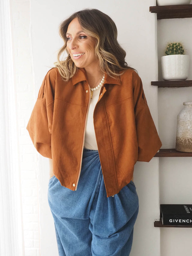 Blusão efeito camurça oversized feminino numa combinação moderna com blusa e calça de jeans larga.