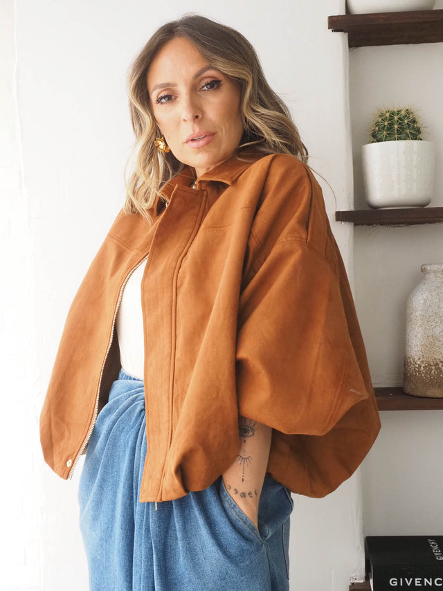 Blusão ecopele oversized feminino em tom terroso, ideal para looks casuais e elegantes na primavera-verão.