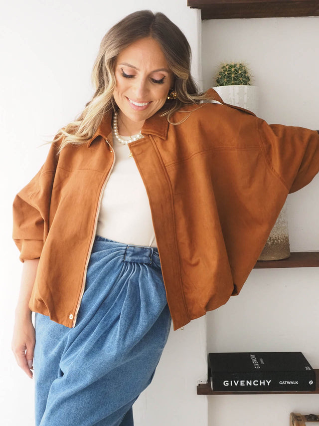 Blusão feminino de efeito camurça oversized, a combinar com saias largas e blusas elegantes para looks de primavera verão.