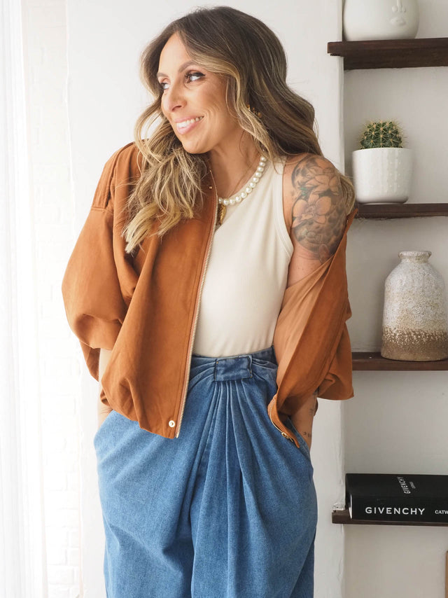 Blusão feminino efeito camurça oversized em look casual com blusa de alças e calças amplas, ideal para primavera verão.
