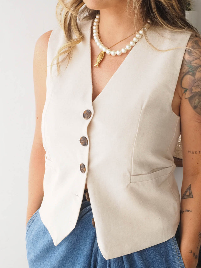 Colete feminino em algodão e linho, corte cintado, fecho em botões, ideal para looks de primavera verão.