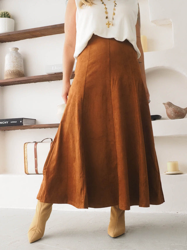 Saia midi efeito camurça em tom castanho, perfeita para looks elegantes e casuais, combinando com blusas e blazers.