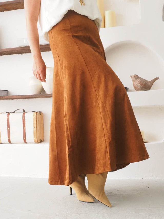 Saia midi efeito camurça em tom castanho, com corte fluido e estilo elegante, perfeita para looks primavera verão.