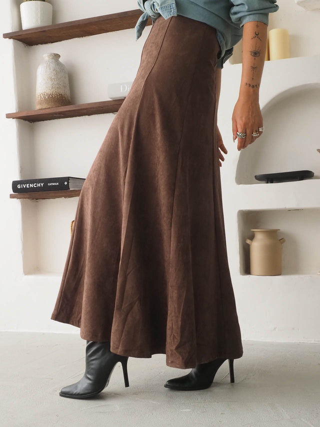 Saia midi de efeito camurça em tom castanho, ideal para looks elegantes com blazers e acessórios femininos.