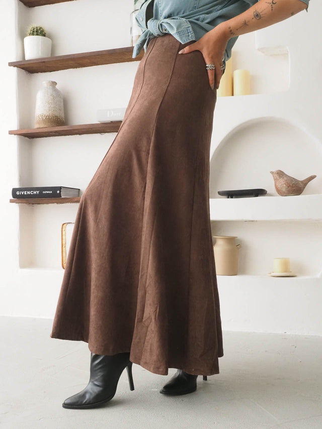 Saia midi efeito camurça em tom castanho, ideal para looks femininos elegantes e versáteis, com corte fluido e fecho discreto.