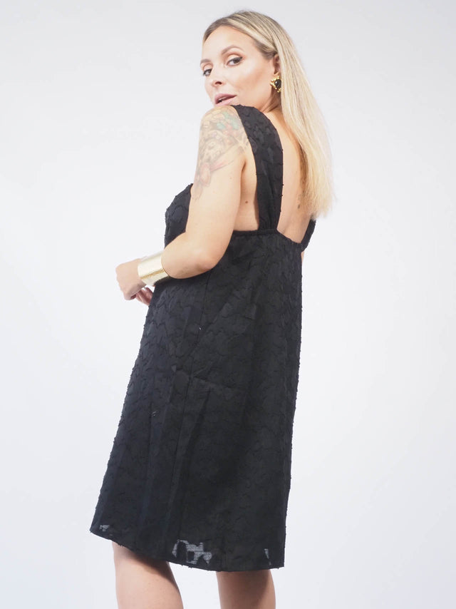 Vestido curto preto com decote quadrado: feminilidade e elegância em um só look!