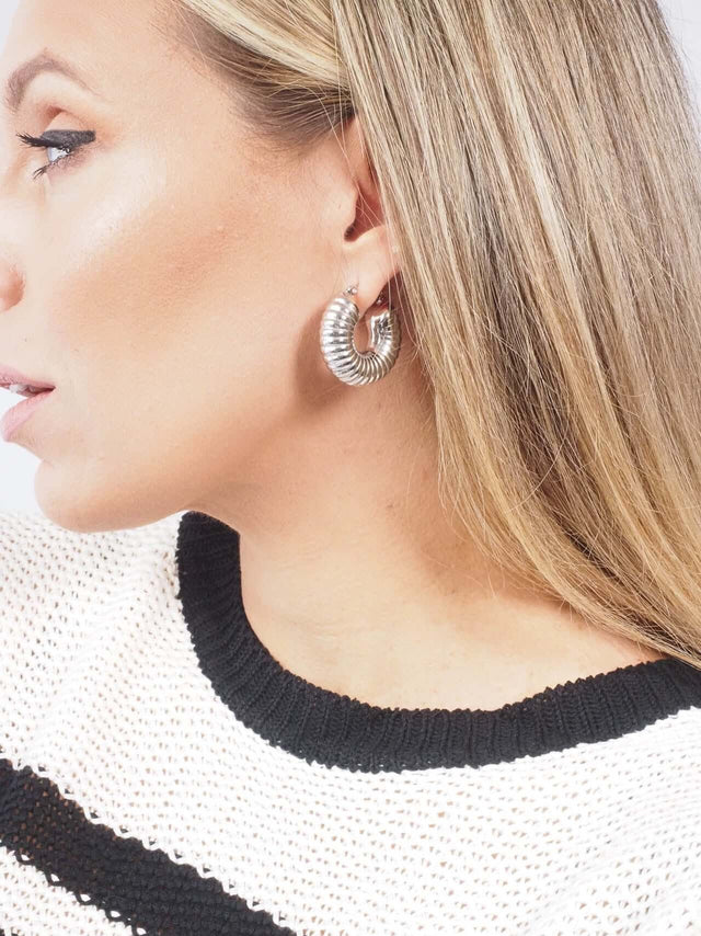 Brincos de argola com design único - Adicione glamour ao seu visual!