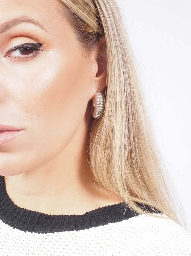 Descubra a elegância dos nossos brincos argola com efeito caracol
