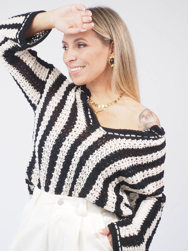 Camisola de malha às riscas: o toque feminino que você precisa